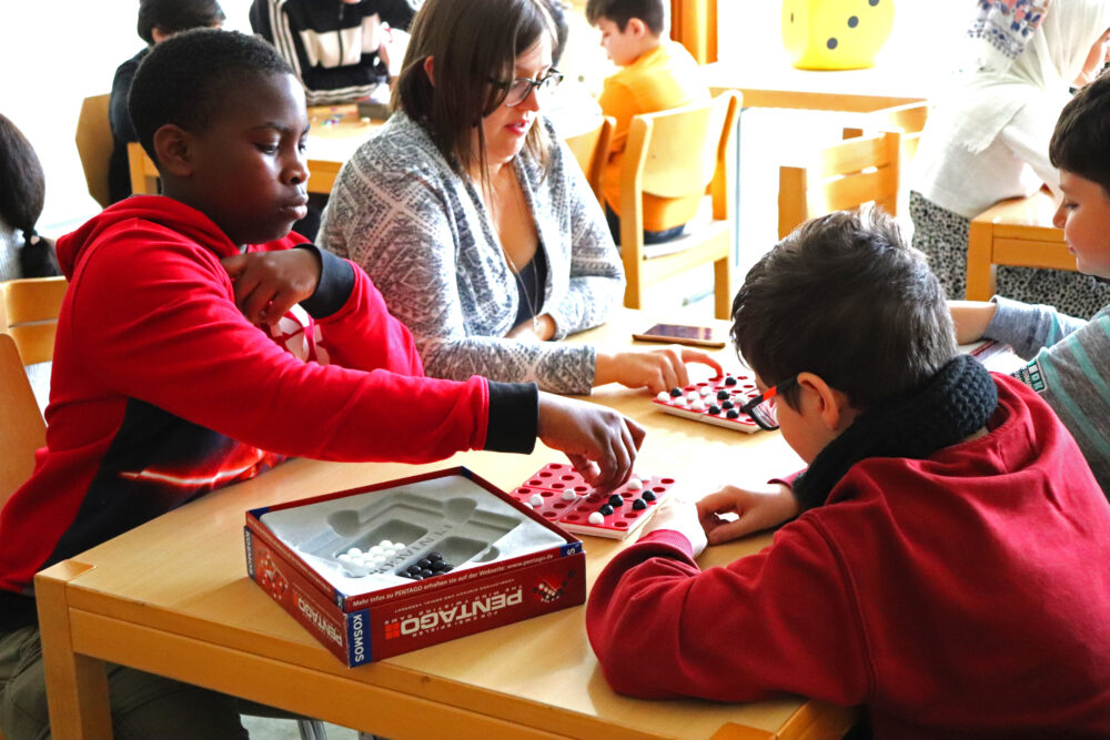 Eine Schulkasse spielt das Spiel Pentagon bei einer Veranstaltung im Haus des Spiels